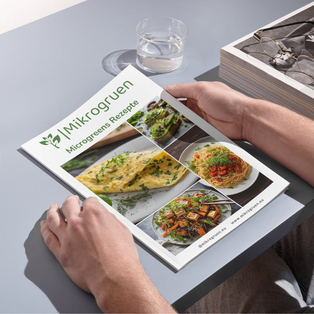 Microgreens Rezeptbuch auf einem grauen Tisch