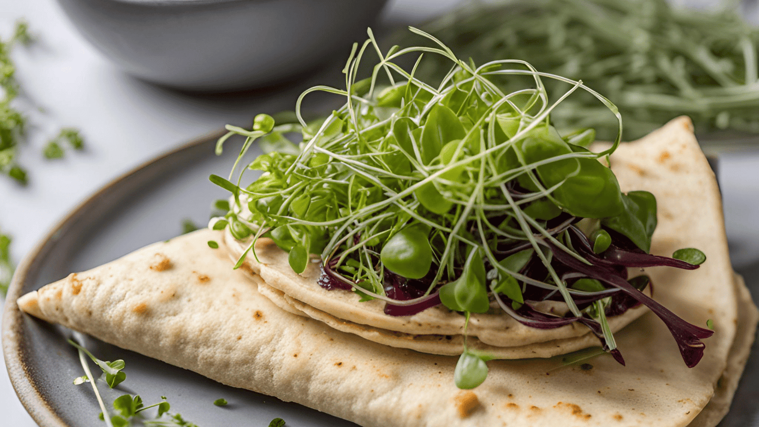 Hummus-Tortilla mit Radieschen-Microgreens
