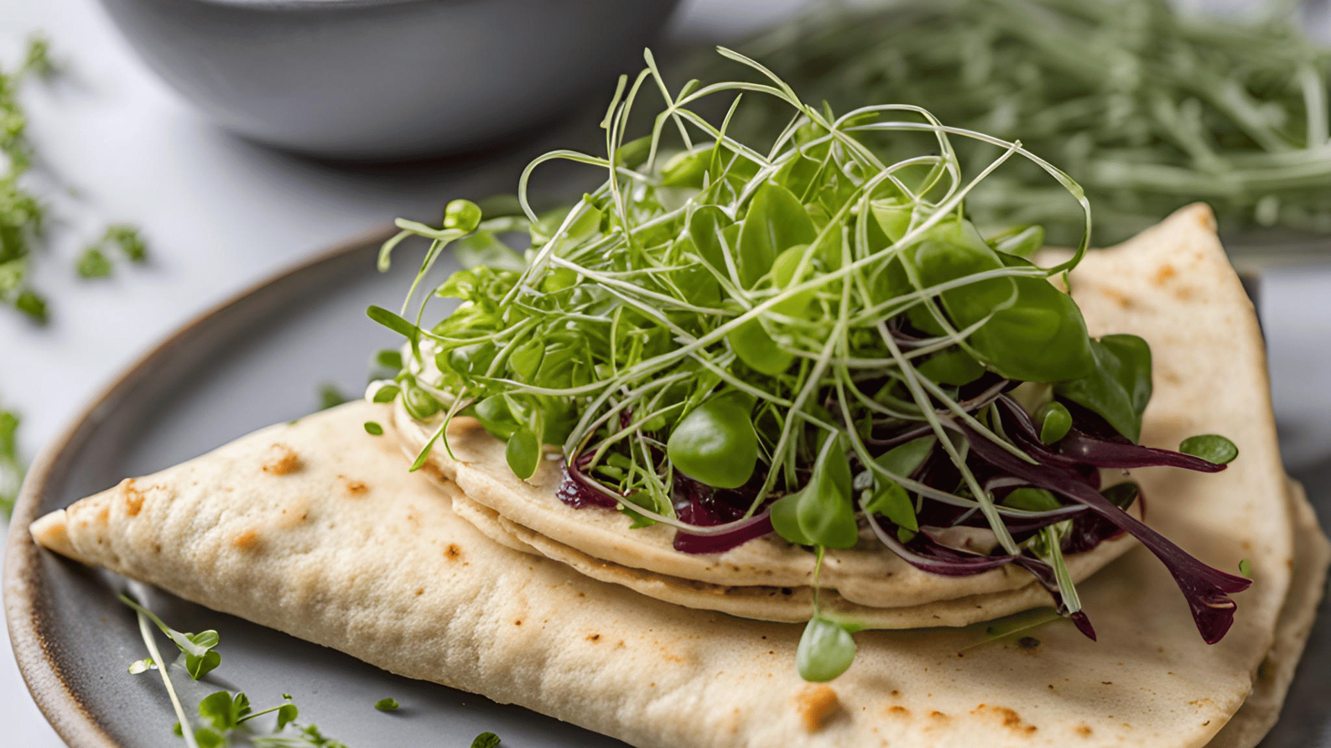 Hummus-Tortilla mit Radieschen-Microgreens