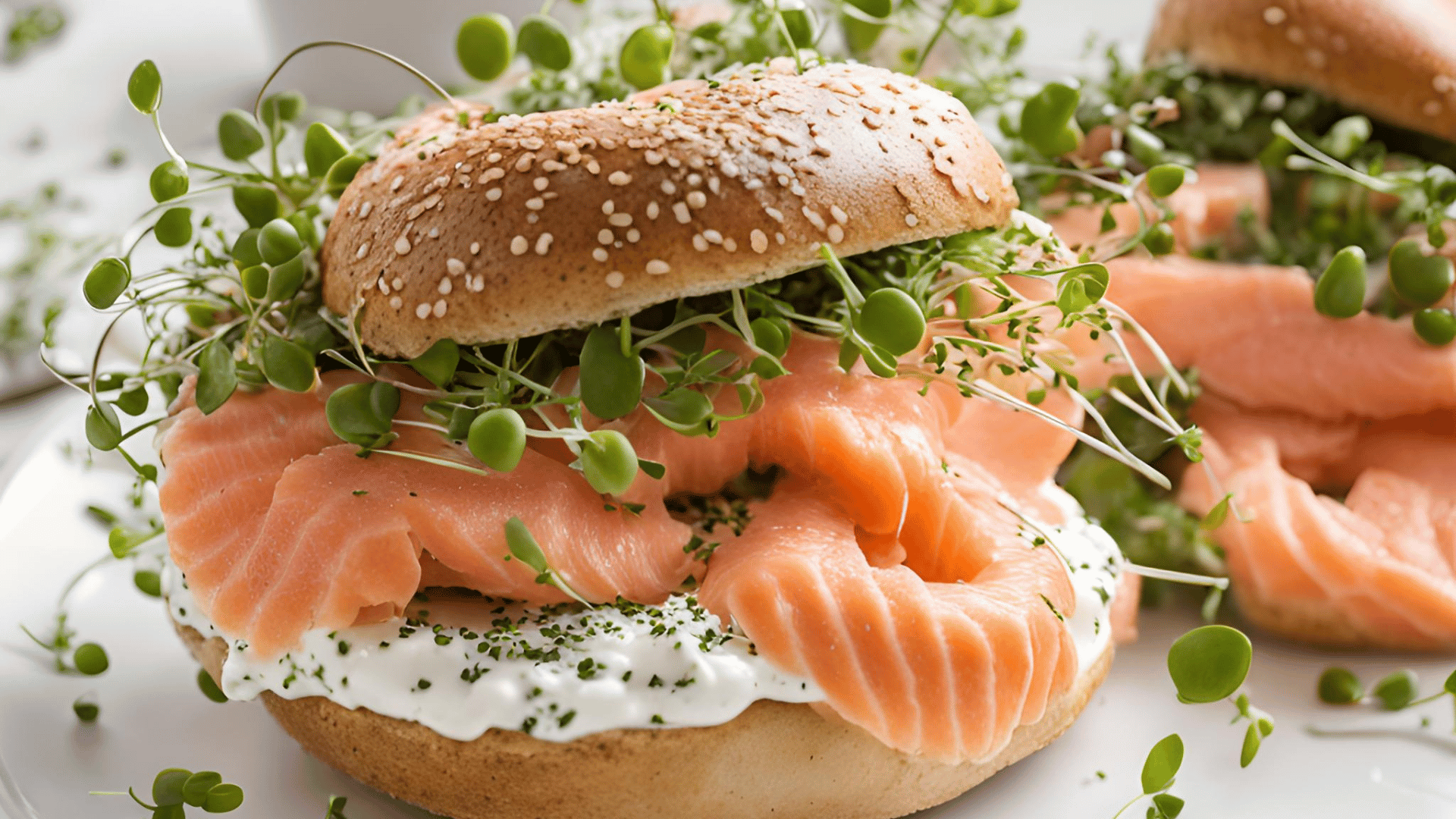Geräucherte Lachs-Bagel mit Rucola-Microgreens